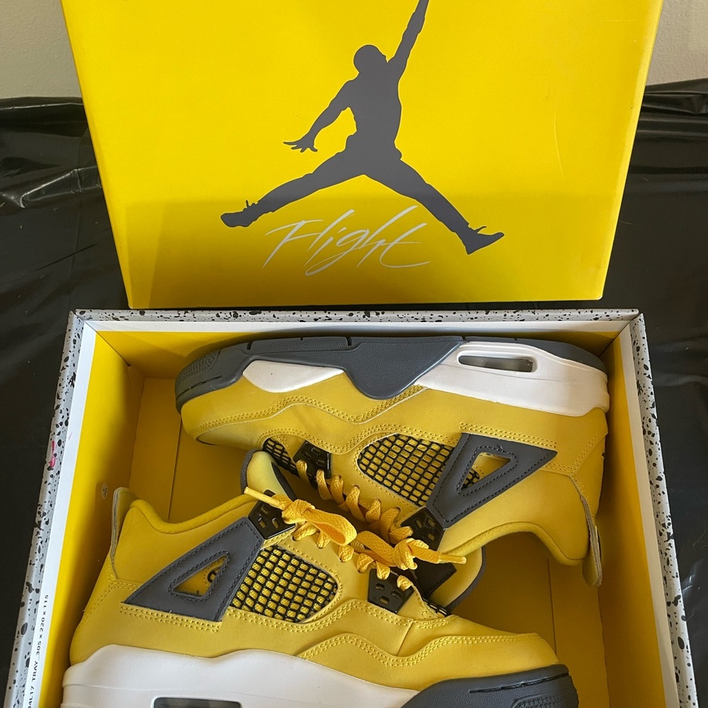 Air Jordan 4 Retro (GS) size 6Y